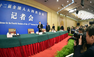 尚福林、劉士余、項(xiàng)俊波等步入會場