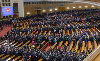 閉幕會結(jié)束后，代表離開會場