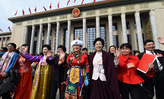 閉幕會后，代表走出人民大會堂