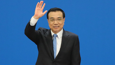 記者會結束后，李克強揮手致意