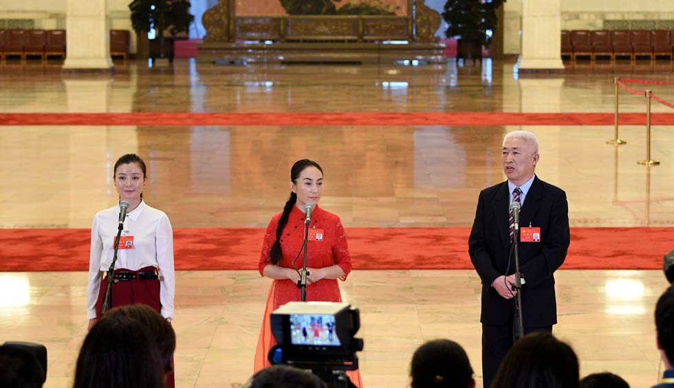 肖笑波、侯艷、徐俊接受采訪