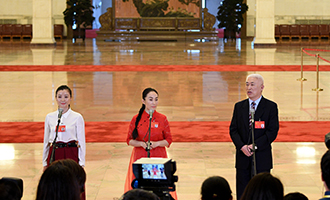 肖笑波、侯艷、徐俊代表接受采訪