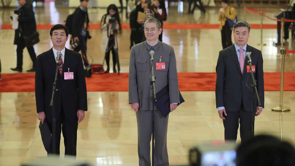 吳曉光、胡偉武、金東寒代表接受采訪