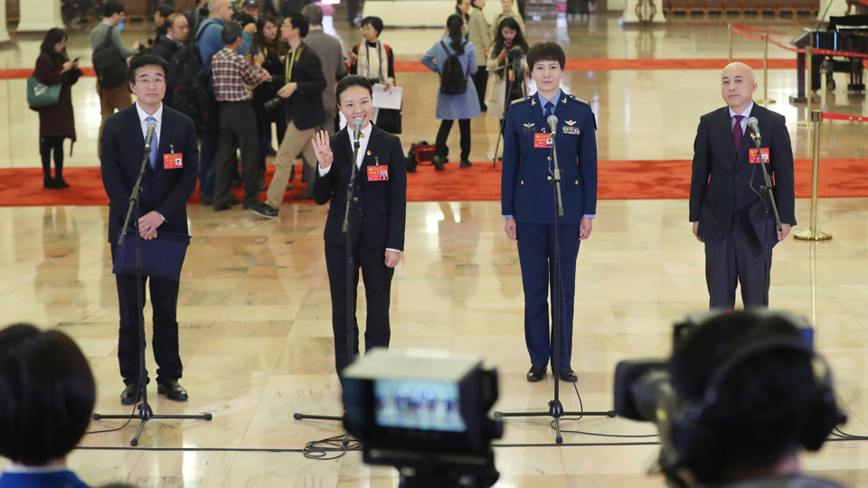 王辰、楊潔、劉文力、王旭東代表接受采訪