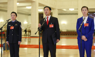 李貝、裴春亮、丁寧代表接受采訪