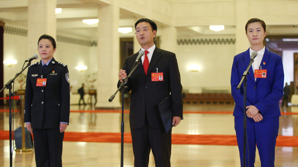 李貝、裴春亮、丁寧代表接受采訪