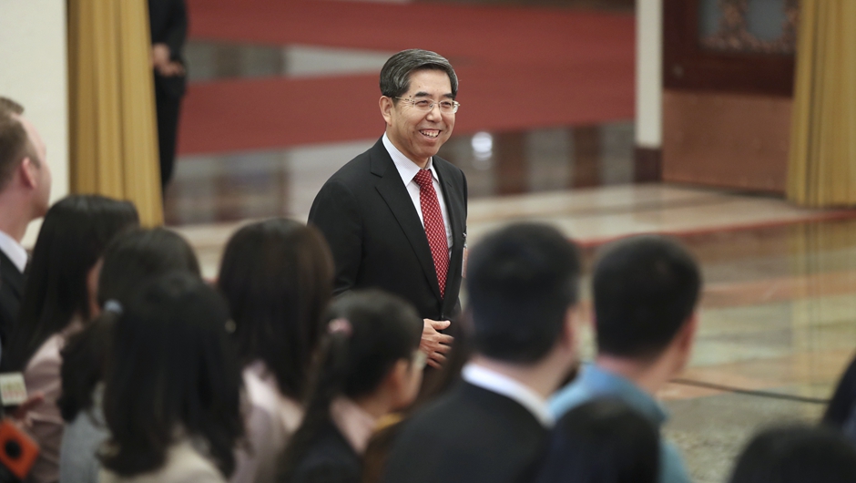 馬建堂步入&ldquo;部長(zhǎng)通道&rdquo;，準(zhǔn)備接受采訪