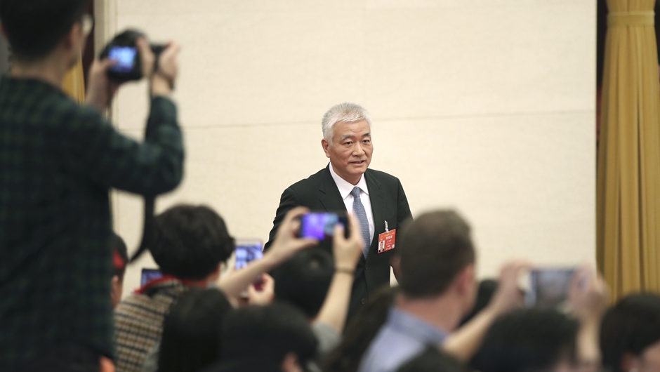 王志剛步入&ldquo;部長(zhǎng)通道&rdquo;，準(zhǔn)備接受采訪