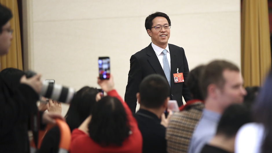 張曉明步入&ldquo;部長(zhǎng)通道&rdquo;，準(zhǔn)備接受采訪