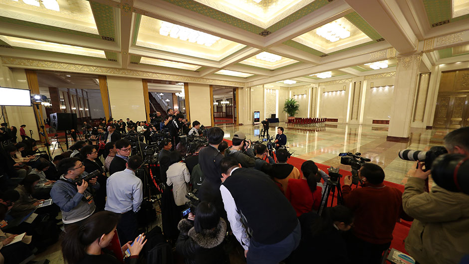 記者在&ldquo;部長(zhǎng)通道&rdquo;采訪