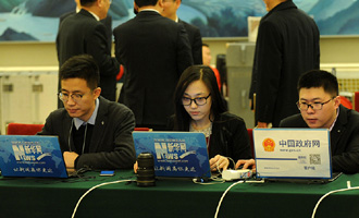 新華網(wǎng)、中國(guó)政府網(wǎng)記者在做直播準(zhǔn)備