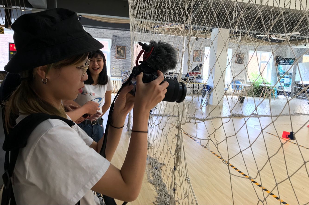 “夢(mèng)想之旅”飛起來 臺(tái)灣青年走進(jìn)新華網(wǎng)無(wú)人機(jī)培訓(xùn)學(xué)院