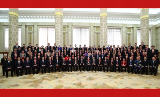 慶祝大會結(jié)束后，習(xí)近平等同受表彰人員及親屬代表合影留念