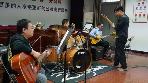 追夢中國人|侯孝輝：左手方向盤，右手麥克風(fēng)