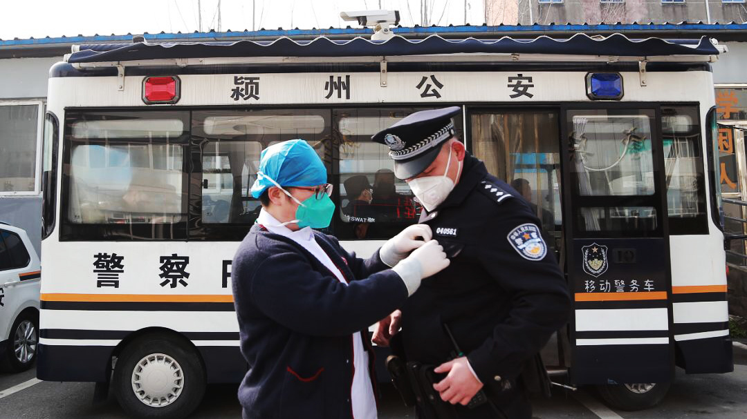 警察魏云龍：咫尺之間，各自奮戰(zhàn)