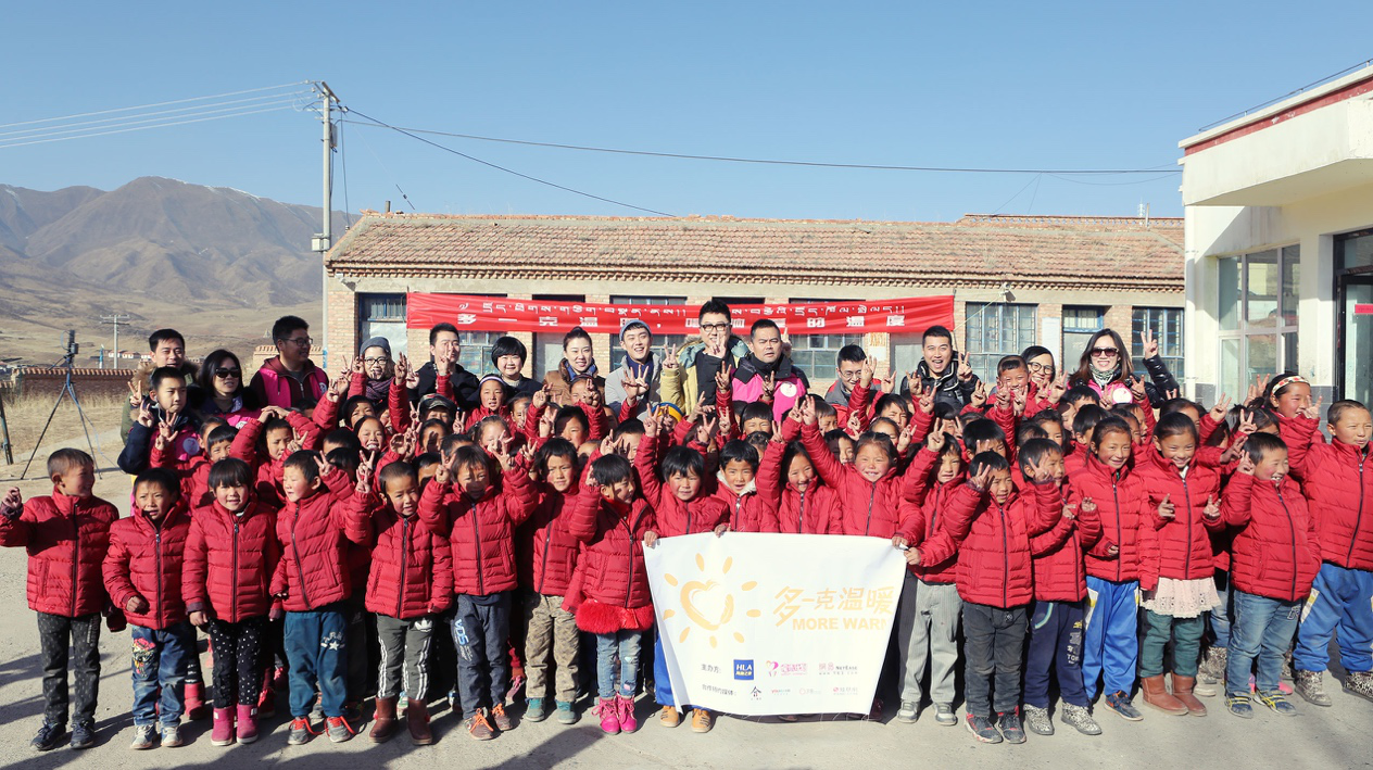 2016年11月28日，“多一克溫暖”項目走進青海同仁扎毛鄉(xiāng)卡蘇乎村幫扎學校，為孩子們送去羽絨服。獨立音樂人好妹妹樂隊與海瀾之家一起走進藏區(qū)，創(chuàng)作了《多一克溫暖》同名主題曲，讓溫潤的暖流又多了一克動人的律動。