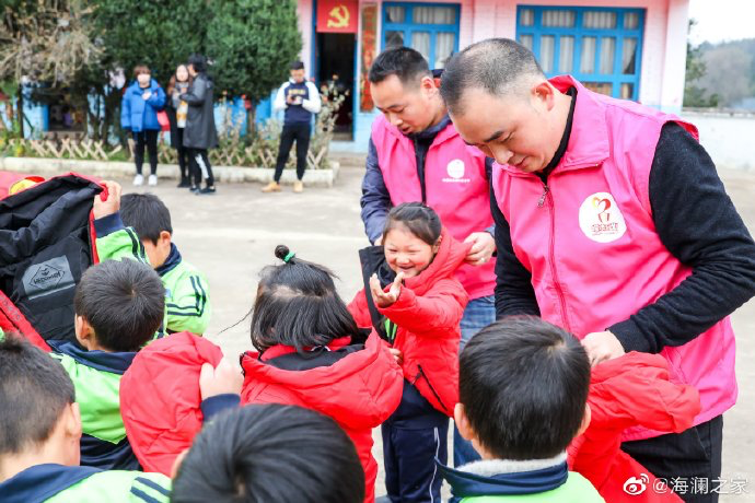 2019年11月，海瀾之家的志愿者們來到了貴州六盤水市的南開鄉(xiāng)。這里地域偏遠溝壑縱橫。志愿團隊就這樣小心謹慎的行駛在霧蒙蒙的山路上，堅持把物資送到了塢鉛小學的孩子們手里。