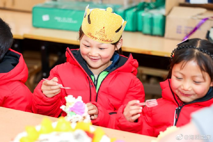 從暖身到暖心，海瀾之家的志愿者們不僅為孩子們帶去了學習用品，還帶去了生日蛋糕，給孩子們過了一個難忘的生日party。生長在山區(qū)的他們，過生日也只能和在外打工的父母通個電話，許多孩子還是第一次和這么多人一起吹蠟燭許生日愿望。
