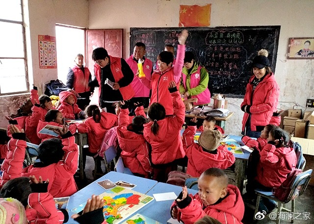 2018年，由海瀾之家攜手網(wǎng)易新聞打造的“多一課溫暖”課程平臺讓一間間溫暖的課堂走向深山與邊陲。帶著貼合孩子教育需求的線上內(nèi)容和教師、各領(lǐng)域KOL及愛心人士組成的愛心團隊，海瀾之家用實際行動為孩子的教育加溫，踐行“多一克溫暖”。