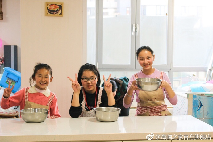 2017年 “寒令營”團隊從不同角度，為北疆山區(qū)的孩子們打開了一個豐富的世界。來到北京，他們觀看了升旗儀式，參觀了故宮，走進北京海洋館和動物園。這次寒令營，展現(xiàn)在他們面前的是此前從未看到過的世界，意義非凡。