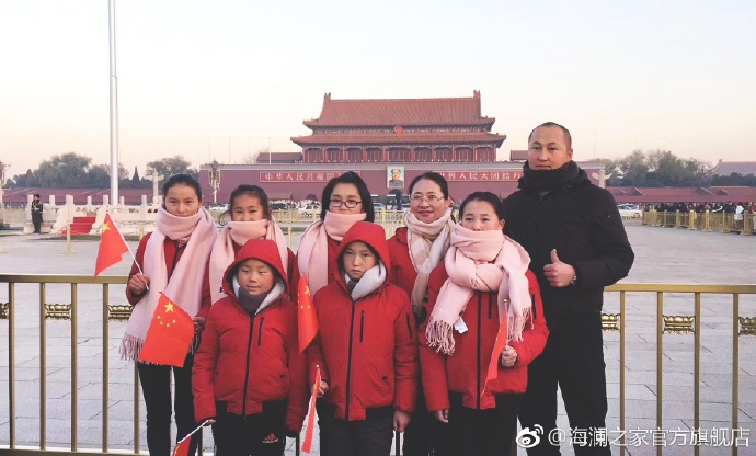 寒令營的第一天，孩子們觀看了升旗儀式，走進故宮暢聽歷史故事。祖國的樣貌開始在他們心里清晰，未來的希望開始在他們心中發(fā)芽。海瀾之家“多一克溫暖”團隊帶給孩子們精神世界的富足，照亮孩子們夢想的啟蒙之路。