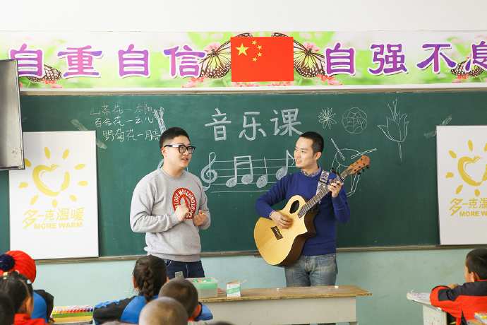 “多一克溫暖”公益活動的老朋友好妹妹樂隊，為孩子們帶來了音樂和繪畫課，用音符溫暖孩子們的心靈，用畫筆繪出更繽紛的世界。不斷匯聚的愛心，讓寒冷的北疆進入到更多人的視野當中，也讓孩子們臉上的笑容更燦爛。