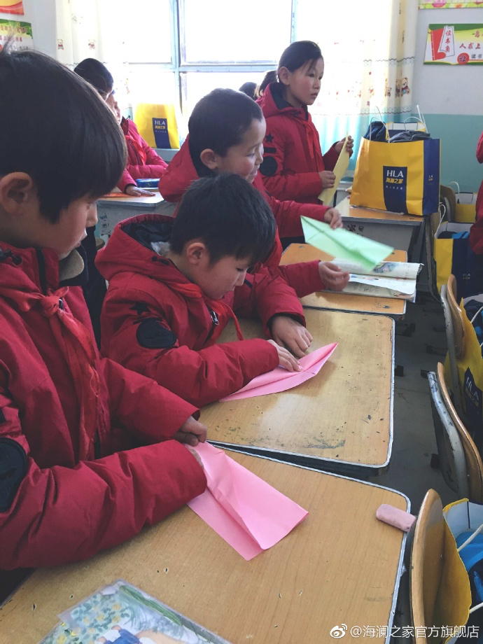 “多一克溫暖”的志愿者為孩子們帶去承載夢想的手工課，孩子們通過剪紙、畫畫、折紙飛機，讓自己的夢想在手中凝聚，隨紙飛機一起飛向天空，為凜冬帶來五彩斑斕的希望。