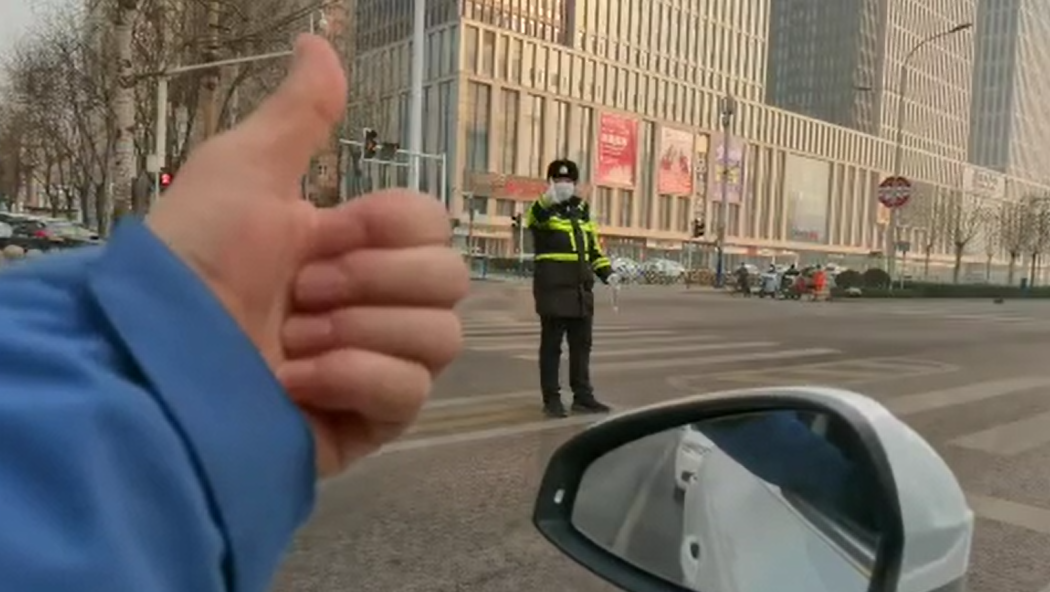 石家莊路人和交警的這個(gè)“暗號”，真暖！