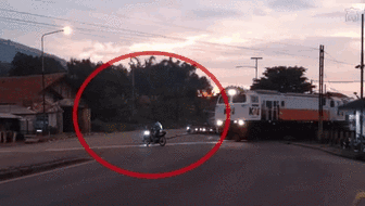 魯莽！無視警報(bào) 印尼男子強(qiáng)穿鐵軌險(xiǎn)被撞