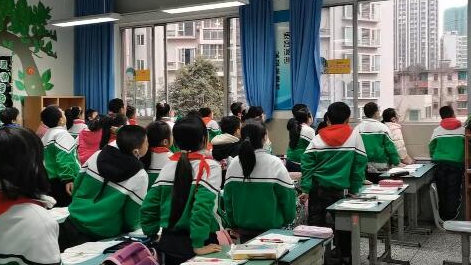 課上到一半，同學(xué)們卻把頭望向了外面！校長說：點(diǎn)贊！