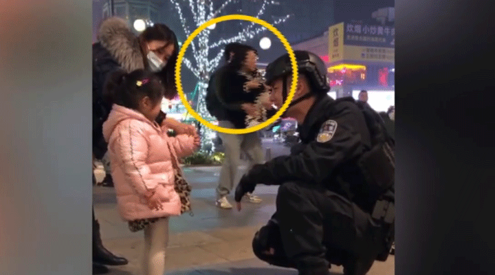 女子被特警圈粉蹲地拍照不想走，男友接下來(lái)的舉動(dòng)驚呆網(wǎng)友