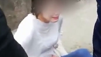 四川一女子墜河欲輕生，兩名消防員一躍而下