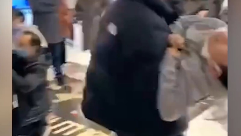 浙江一電影院發(fā)生事故多人送醫(yī)，現(xiàn)場(chǎng)家長(zhǎng)懷抱兒童奔走