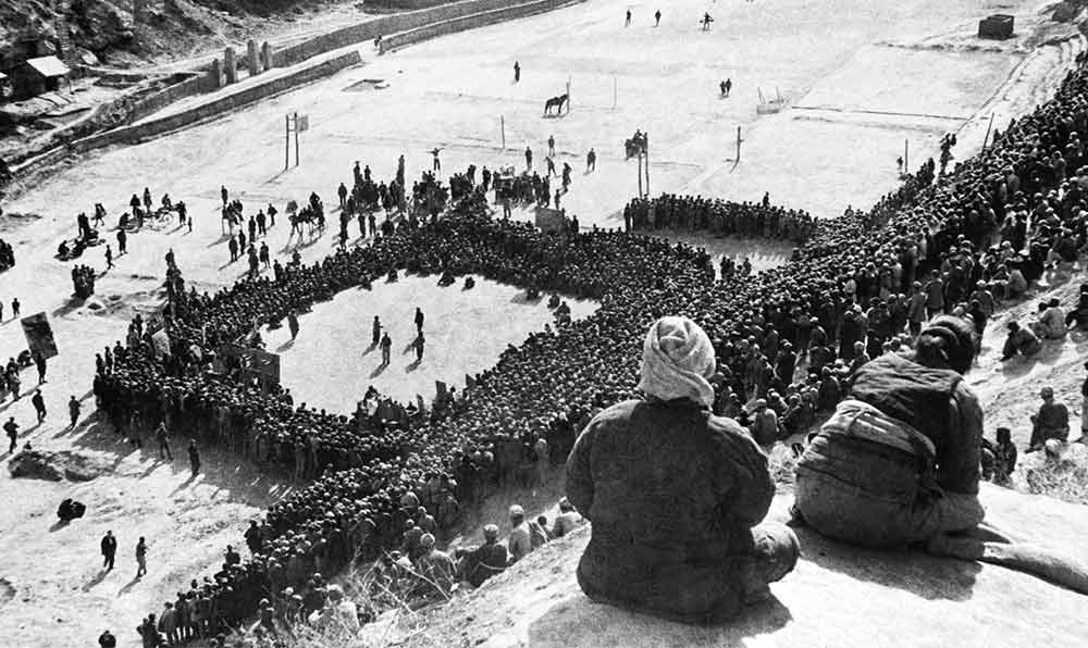 東北文代大會為慶祝斯大林70壽辰，由魯藝文工團演出黃河大合唱。