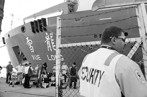 21日，雪龍?zhí)栒郎?zhǔn)備從澳大利亞的弗里曼特爾港啟程，前往MH370航班失聯(lián)疑似海域。