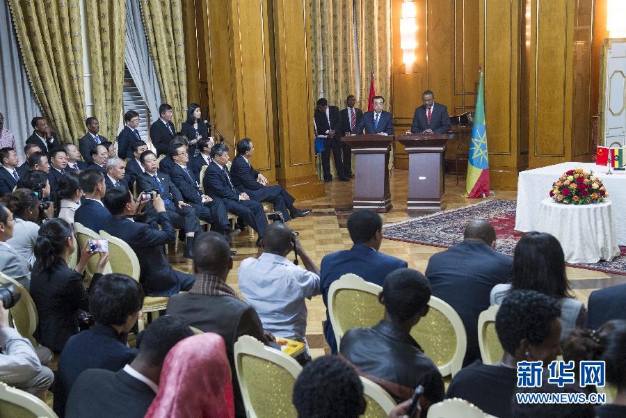5月4日，國務院總理李克強在亞的斯亞貝巴與埃塞俄比亞總理海爾馬里亞姆舉行會談。這是會談后，李克強與海爾馬里亞姆共同會見記者。 新華社記者 王曄 攝