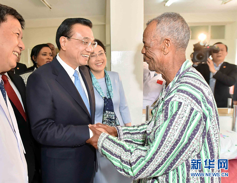 5月6日，中國國務(wù)院總理李克強與埃塞俄比亞總統(tǒng)穆拉圖一同來到亞的斯亞貝巴阿勒塔醫(yī)院，看望受益于中國免費白內(nèi)障手術(shù)&ldquo;光明行&rdquo;活動的埃塞俄比亞患者。新華社記者 李濤 攝 