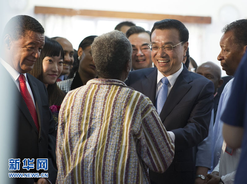 5月6日，中國國務(wù)院總理李克強與埃塞俄比亞總統(tǒng)穆拉圖一同來到亞的斯亞貝巴阿勒塔醫(yī)院，看望受益于中國免費白內(nèi)障手術(shù)&ldquo;光明行&rdquo;活動的埃塞俄比亞患者。新華社記者 謝環(huán)馳 攝 