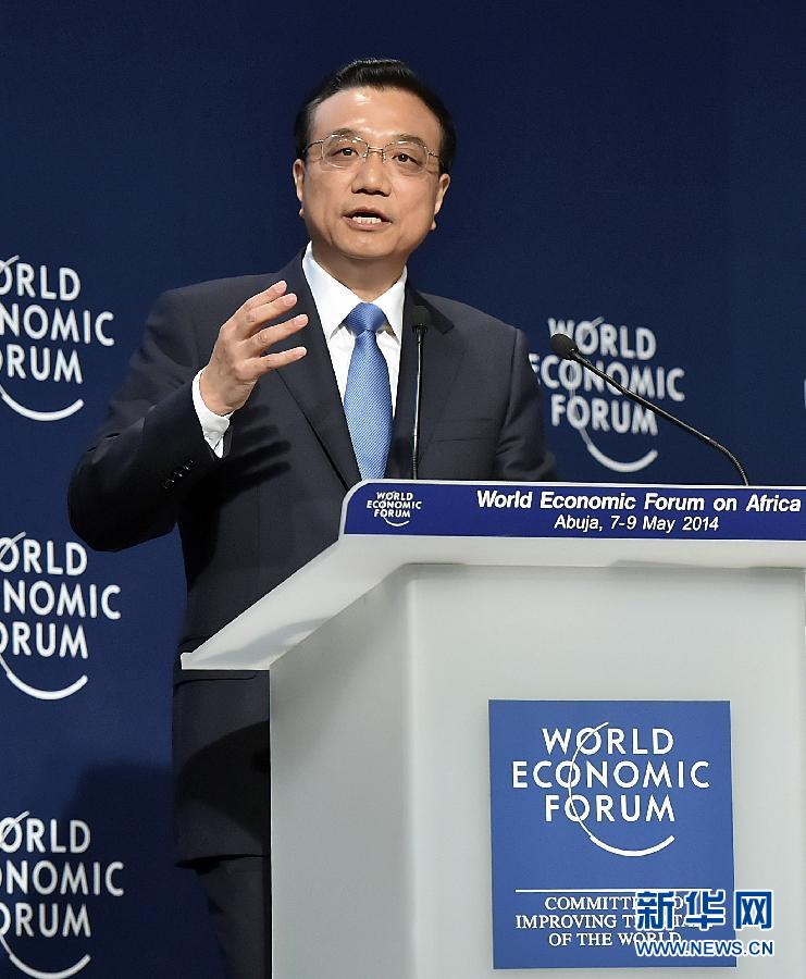 5月8日，國務(wù)院總理李克強(qiáng)在阿布賈出席第24屆世界經(jīng)濟(jì)論壇非洲峰會全會，發(fā)表題為《共同推動非洲發(fā)展邁上新臺階》的特別致辭。 新華社記者李濤 攝 