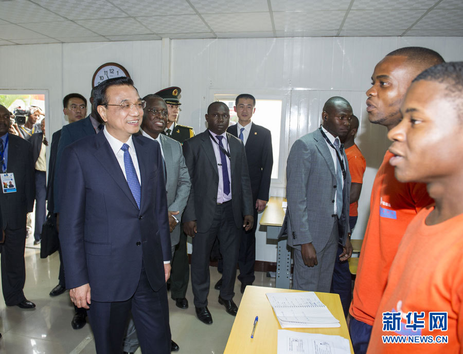 這是李克強在學(xué)校教室內(nèi)同正在上課的學(xué)生互動交流。新華社記者王曄攝