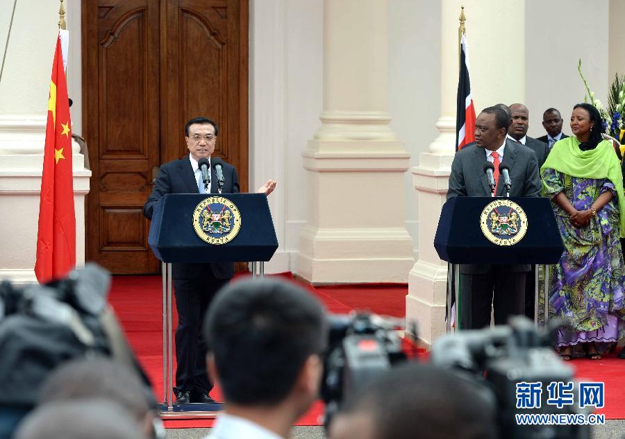 5月10日，中國(guó)國(guó)務(wù)院總理李克強(qiáng)在肯尼亞國(guó)家宮與肯總統(tǒng)肯雅塔舉行會(huì)談后共同會(huì)見(jiàn)記者。 新華社記者 李濤 攝 