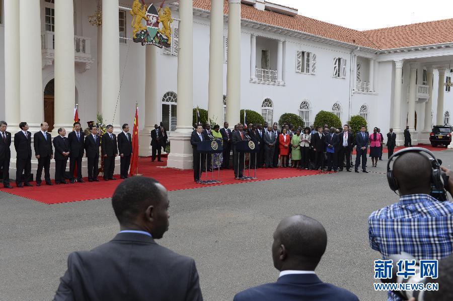  5月10日，中國(guó)國(guó)務(wù)院總理李克強(qiáng)在肯尼亞國(guó)家宮與肯總統(tǒng)肯雅塔舉行會(huì)談后共同會(huì)見(jiàn)記者。 新華社記者 李學(xué)仁 攝 