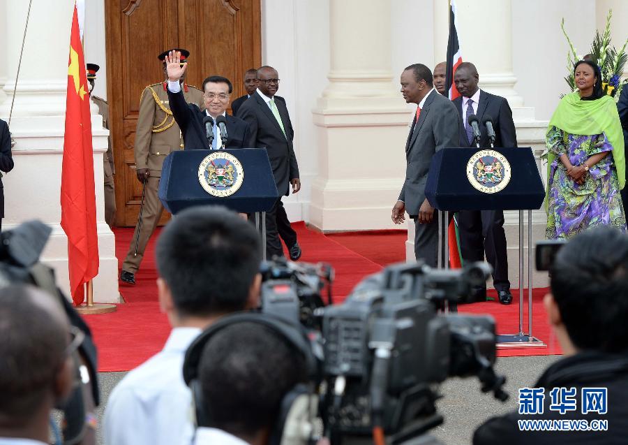 5月10日，中國(guó)國(guó)務(wù)院總理李克強(qiáng)在肯尼亞國(guó)家宮與肯總統(tǒng)肯雅塔舉行會(huì)談后共同會(huì)見(jiàn)記者。 新華社記者 李濤 攝 