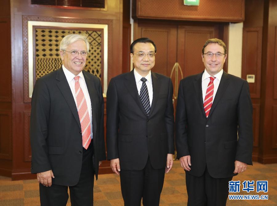 5月10日，國務院總理李克強在內羅畢會見聯(lián)合國環(huán)境規(guī)劃署執(zhí)行主任施泰納（右）和聯(lián)合國人居署執(zhí)行主任克洛斯。 新華社記者 丁林 攝 