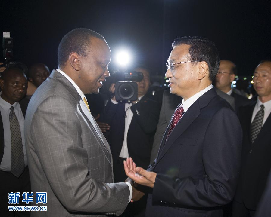 5月9日，應肯尼亞總統(tǒng)肯雅塔邀請，中國國務院總理李克強乘專機抵達內羅畢肯雅塔國際機場，開始對肯尼亞進行正式訪問。李克強總理夫人程虹同機抵達?？夏醽喛偨y(tǒng)肯雅塔和副總統(tǒng)魯托率肯政府高級官員到機場迎接。新華社記者 謝環(huán)馳 攝 