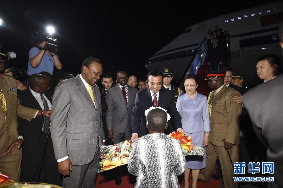 5月9日，應肯尼亞總統(tǒng)肯雅塔邀請，中國國務院總理李克強乘專機抵達內羅畢肯雅塔國際機場，開始對肯尼亞進行正式訪問。李克強總理夫人程虹同機抵達?？夏醽喛偨y(tǒng)肯雅塔和副總統(tǒng)魯托率肯政府高級官員到機場迎接。這是肯尼亞兒童向李克強夫婦獻上鮮花。新華社記者李學仁攝 