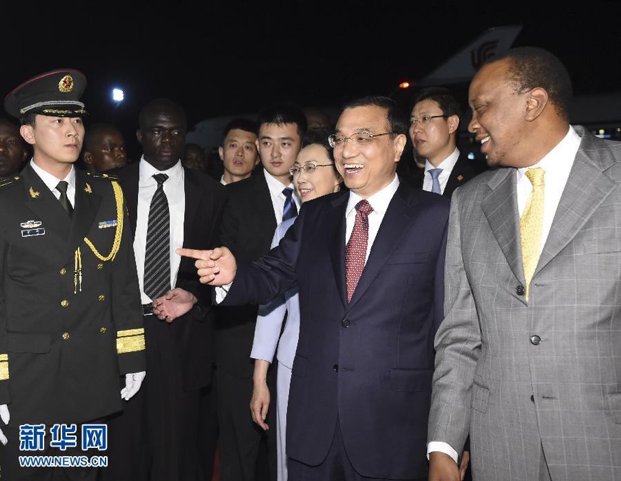 5月9日，應肯尼亞總統(tǒng)肯雅塔邀請，中國國務院總理李克強乘專機抵達內羅畢肯雅塔國際機場，開始對肯尼亞進行正式訪問。李克強總理夫人程虹同機抵達?？夏醽喛偨y(tǒng)肯雅塔和副總統(tǒng)魯托率肯政府高級官員到機場迎接。新華社記者 李學仁 攝 