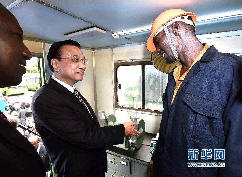 5月11日，國務院總理李克強參觀肯尼亞國家青年服務隊。這是李克強與服務隊隊員親切交談。 新華社記者 李濤 攝