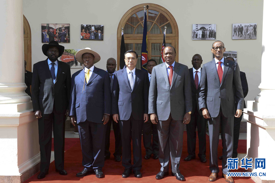 這是李克強在簽字儀式后參加集體合影。新華社記者李學仁攝