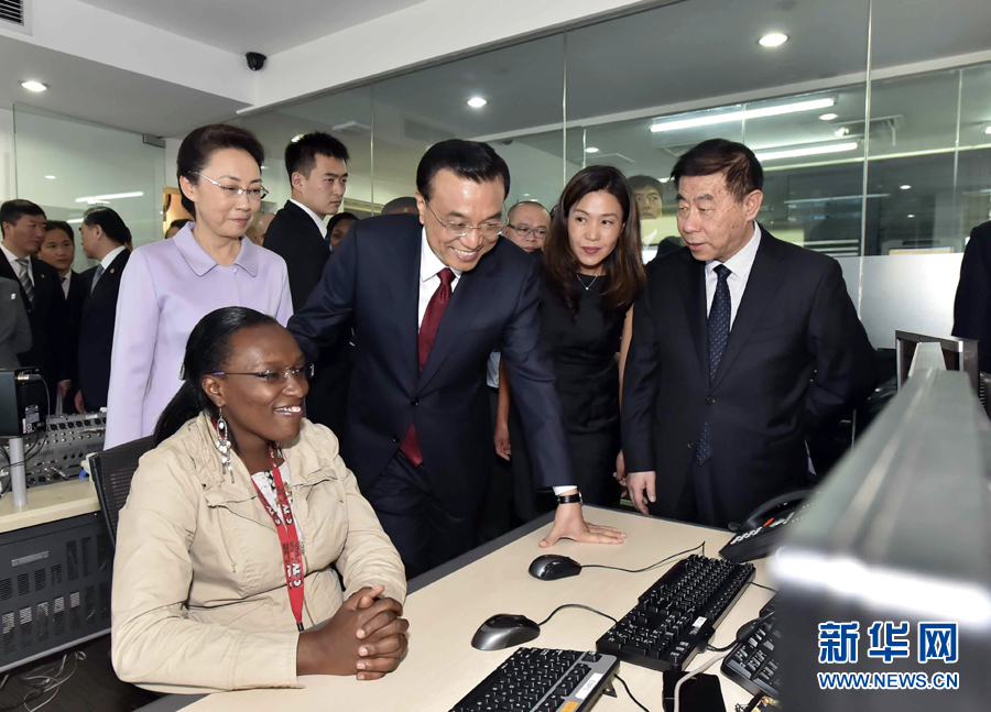 5月11日，中國國務(wù)院總理李克強在肯尼亞首都內(nèi)羅畢看望并慰問中央電視臺非洲分臺員工。 新華社記者 李濤 攝 